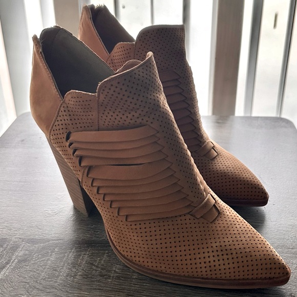 NWOT- Vince Camuto Leather Western Booties-Levana Color-Saddle - Picture 4 of 9